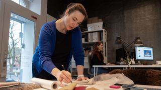Mit schnellen Strichen zeichnet Innenarchitektin Simone Jüschke einen ersten Entwurf für einen Innenausbau.