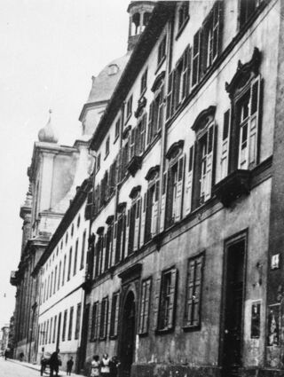ier fand die bedeutende Versammlung statt: Blick in die „Kalte Gass“, wo früher das Lyceum war. Im Hintergrund die Jesuitenkirche. Das Foto ist ca. 1930 entstanden.