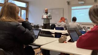 Lehrer Christian Schickling gehört zu den Vorreitern des digitalen Unterrichts mit dem iPad; auf den Tischen wird kein Papier mehr benötigt.