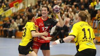 Flames-Kapitänin Lisa Friedberger sucht in Bedrängnis eine Anspielstation. Nach dem schwachen Auftritt in Dortmund will es die HSG heute in Neckarsulm besser machen.