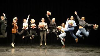 Die Leiterin des Ballettstudios Leonor Anne Jagoda (Mitte) mit ihren Lehrerinnen nach der Aufführung des Märchenballetts „Dornröschen“ im Dezember 2023.