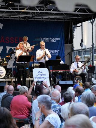 Ein prall gefülltes Veranstaltungsjahr: „Jazz von 10 bis Zehn“ (l.) in Bensheim, das Zwingenberger Weinfest (o.r.), das Birkengartenfestival in Lorsch (u.m.) und das Lindenfelser Burgfest.