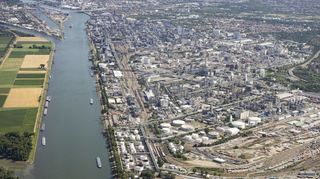 Eine Luftaufnahme zeigt das BASF-Werk Ludwigshafen. Dort droht die Schließung weiterer Anlagen.