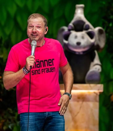 Während Lokalmatador Bülent Ceylan als einziger Comedy-Star in der SAP Arena auftritt und dort seinen Rekord ausbaut, tritt Besucherweltrekordhalter Mario Barth 2024 in der Region bislang nur in der Eberthalle auf.