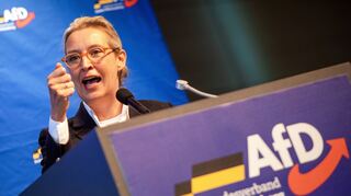 Alice Weidel, Bundessprecherin der AfD, spricht während des AfD-Landesparteitags in der Stadthalle zu Parteimitgliedern. Der Sonderparteitag der Südwest-AfD konnte wegen der Überfüllung der Stadthalle nicht wie geplant pünktlich begonnen werden. +++ dpa-Bildfunk +++
