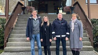 Burghard Klatt von der Flüchtlingshilfe Heppenheim, Dolmetscherin und Betreuerin Irina Enns, Jens Vahldiek, Gesamtleiter von vier Flüchtlingseinrichtungen im Kreis und Irina Benikowa Dolmetscherin und Betreuerin (von links) vor dem ehemaligen Bruchseehotel, das heute als Flüchtlingsunterkunft dient.