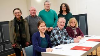 Unser Bild zeigt den SPD-Vorstand (sitzend, v.l.): Ellen Schneider (Schriftführerin), Peter Kaffenberger (Vorsitzender), Regina Nethe-Jaenchen (stellvertretende Vorsitzende) sowie (stehend, v.l.) Hilde Zirkler, Rainer Schneider, Dirk Handwerg und Ortrud Jäger (alle Beisitzer). Auf dem Bild fehlen Daniel Unruh (stellvertretender Vorsitzender) und Peter Lucas (Kassierer).