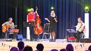 Inspiriert von Aufenthalten an unterschiedlichen Orten in Frankreich präsentierte das Quartett überwiegend Eigenkompositionen auf Französisch und Deutsch.