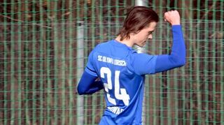 Edgar Schwarze (Olympia Lorsch) jubelt nach seinem Treffer zur frühen 1:0-Führung. Letztlich setzte sich der SCO mit 2:0 gegen die Sportfreunde durch.