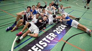 Ausgelassen feierten die VfL-Basketballer in der Halle den vorzeitigen Gewinn der Meisterschaft in der 2. Regionalliga.
