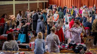 In der Nibelungenhalle gab es ein vielfältiges Angebot. Zum Abend-Flohmarkt eingeladen hatte der Verein zur Förderung der offenen Kinder- und Jugendarbeit.