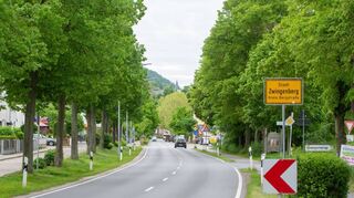 Die ursprünglich für 2022 geplante Deckenerneuerung zwischen Alsbacher Straße und nördlichem Ortsausgang (unser Bild) soll nun zwischen Mai und Juni dieses Jahres umgesetzt werden.