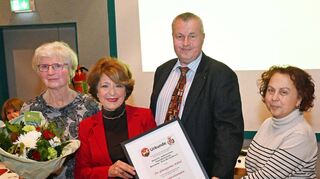 Pina Kittel (2.v.l.) wurde zur Ehrenvorsitzenden des Freundeskreises Riva ernannt. Es gratulierten (v.l.) Kassenwartin Inge Fertig, der Vorsitzende Rolf Richter und die zweite Vorsitzende Beatrice Tornesi-Blicker.