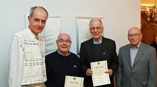 Bei der Hauptversammlung des Vereins für Briefmarkenfreunde wurden Helmut Walter und Dietrich Kassmann (2./3.v.l.) als langjährige Mitglieder geehrt. Es gratulierten Jörg-Ulrich Hübner (l.) und Ferdinand Woißyk.