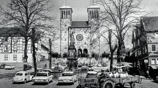 Eine historische Aufnahme aus den 1970er Jahren. Damals parkten auf dem Marktplatz – mit Schorschblick – noch Autos.