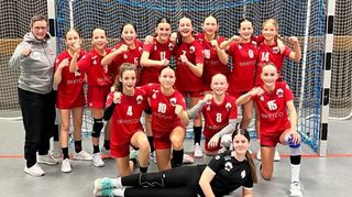 Die weibliche D-Jugend der HSG Bensheim/Auerbach um Trainerin Claudia Richter bejubelt vorzeitig die Bezirksmeisterschaft.