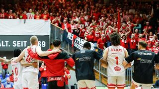 Nach dem knappen Auswärtssieg am 23. Dezember ließen sich die Würzburg Baskets von ihren vielen mitgereisten Fans feiern.