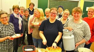 Judith Rettig (Zweite von rechts) hatte für die Gadernheimer Landfrauen einen geselligen Abend in der Küche der Mittelpunktschule vorbereitet. Dort wurde Käse hergestellt und schon zubereiteter Käse getestet.