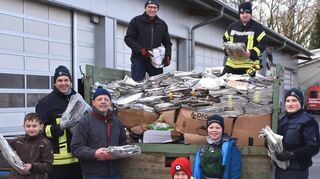 Drei Generationen beteiligten sich an der Altpapiersammlung der Lorscher Feuerwehr.