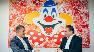Deiters-Inhaber Herbert Geiss (l.) und Geschäftsführer Alexander Berg vor dem Maskottchen des Unternehmens.
