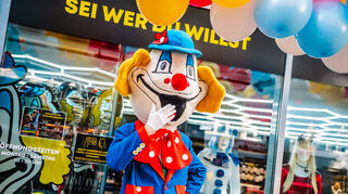 Der Clown ist das Maskottchen des Karnevalausstatters