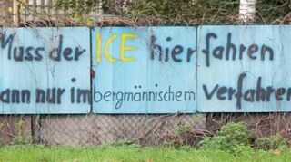 Ein Schild in Lorsch fordert, dass ein Tunnel der geplanten Bahn-Neubaustrecke im bergmännischen Verfahren gebaut wird.