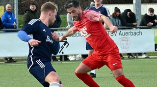 Ankido David (rechts) ist für Trainer Giuliano Tondo ein Schlüsselspieler, der im Mittelfeld der TSV Auerbach die Fäden zieht und wertvolle Aufbauarbeit leistet.