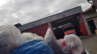 Packsäcke liegen an der DRK-Unterkunft im Gießer Weg aus.