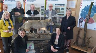 Der hauptamtliche Kreisbeigeordnete Matthias Schimpf (hinten, 3. v. r.) eröffnete die Ausstellung im Naturschutzzentrum Bergstraße gemeinsam mit Ute Schollmaier, Thomas Renkert, Gerhard Eppler, Gerd Reischert, Christine Klein (hinten stehend v.l.n.r.) sowie Ulrich Androsch und Katharina Adler-Schiebel (vorne kniend v.l.n.r.).