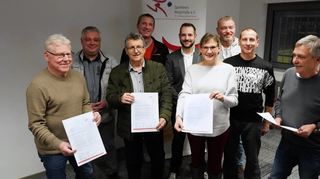 Sportkreis-Vorsitzender Günter Bausewein (r.) übergab Bewilligungsbescheide aus dem Vereinsförderungsfonds des Landessportbundes Hessen an die Vertreter von acht Bergsträßer Vereinen. Zu sehen sind: Hans Günter Dörsam (TV 1911 Reisen), Christian Böddicker (Schützenverein 1933 Siedelsbrunn), Adam Bauer (Sportgemeinschaft Seidenbuch), Markus Wenisch (Schützenverein 1933 Siedelsbrunn), Alexander Vetter und Christiane Heim (beide Fürther Schützenverein Hassia 1928), Thomas Lulay (Turnverein Sonderbach) und Markus Trommer (Tauch-Sport-Club Viernheim).
