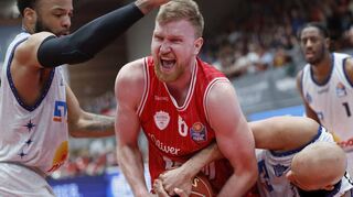 Zwei ehemalige Teamkollegen im Duell: Würzburgs „Heckfelder Hüne“ Max Ugrai und Maurice „Moe Stuckey“ im Kampf um den Ball. Am Ende hatten Ugrai und sein Team das bessere und glücklichere Ende für sich.