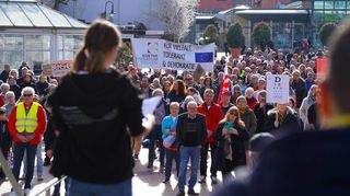 An einer Kundgebung für Demokratie und Menschenrechte nahmen am Samstag 500 Personen teil. Unser Bild zeigt im Vordergrund die Schulsprecherin des Goethe-Gymnasiums, Luise Clever, bei ihrer Rede.