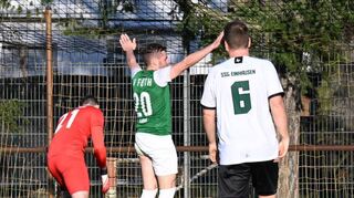 Die Einhäuser sind bedient, während der Fürther Björn Kabel seinen Treffer zum Endstand bejubelt.