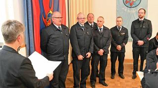 Im Rahmen der Jahreshauptversammlung vereidigte Bürgermeisterin Christine Klein unter anderem die neu gewählten Wehrführer und stellvertretenden Wehrführer.