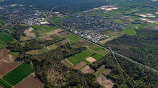 Der Bahn-Tunnel soll schon nördlich von Einhausen (rechts im Bild) unter der Erde verschwinden.