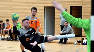 Mit einer artistischen Einlage kommt Michael Kraft von der MSG Lorsch/Einhausen im Bezirksoberliga-Derby vor dem Tor des SV Erbach zum Abschluss.