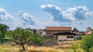 Auf dem Gelände steht derzeit noch ein Bungalow, in dem Flüchtlinge untergebracht sind. Hier soll das Haus mit Eigentumswohnungen errichtet werden.