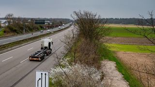 Auf der Freifläche (im Bild rechts) neben der Autobahn A67 bei Einhausen werden oberirdisch keine Schienen verlaufen. Die Bahn-Neubaustrecke Frankfurt-Mannheim verschwindet bereits am Waldrand (im Hintergrund) in einem bergmännisch gebauten Tunnel unter der Erde.