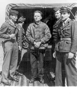 Der Kommandant des KZ Auschwitz-Birkenau, Rudolf Höß, im Juni 1946 auf dem Nürnberger Flughafen bei seiner Auslieferung an Polen.