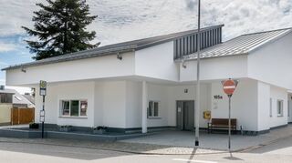 Die Gynäkologieabteilung des Lindenfelser MVZ hat seit 23. Februar geschlossen. Auch die Ägivo-Praxis hat im Dezember 2023 dicht gemacht. Die hausärztliche Versorgung im MVZ sowie der Ärztliche Bereitschaftsdienst sollen jedoch weiterhin bestehen bleiben.