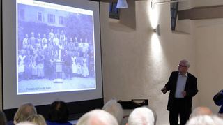 Im vollbesetzten Marstall hat Hermann Müller einen Vortrag zur früheren Tugersmühle in der Vorstadt gehalten.