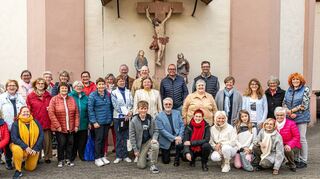 Die Schola St. Nazarius vor der katholischen Kirche mit Leiter Thomas Adelberger (Mitte, 15. von links) und Vorgängerin Margit Münch (8. v.l., hellrote Jacke).