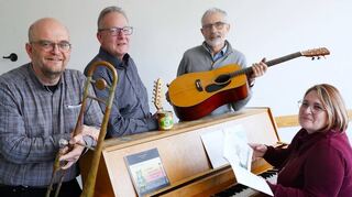 Manfred Kilthau (links) und Dieter Keim (Zweiter von rechts) sind im neuen Kinderbuch der Lindenfelser Autorin Christiane Weis (rechts) als Klarinetten- und Gitarrenspieler zu hören. Und Imker Peter Hornung (Zweiter von links) sorgte mit seinen Bienen für ein Orchester der besonderen Art.