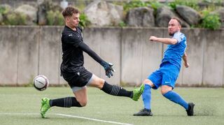 Auch wenn dieser Schuss des Elmshäusers Daniel Rettig nicht nur an FSG-Torwart Vincent Lang, sondern auch am Tor vorbeigeht, so setzte sich der TSV im ersten Aufsteigerduell gegen die Bensheimer doch mit 3:2 durch.