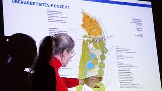 Das finale Konzept zur Umgestaltung der Grünfläche „Am Rosengrund“ in Schönberg wurde am Mittwochabend vorgestellt. Unser Bild zeigt Diplom-Ingenieurin Anika Weber beim Erklären der Planung.