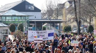 Am vergangenen Samstag versammelten sich rund 500 Menschen in Bensheim zu einer Kundgebung für Demokratie und Menschenrechte.