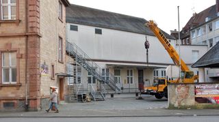 Erste Flüchtlinge beziehendie ehemalige Post in Heppenheim. Im Innenhof zur Lorscher Straße hin wurde eine Treppe mit Notausgang installiert.