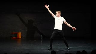 Mit seinem Solo „ach!“ zeigte Jonas Dumke vom Theater Aachen bei der Woche junger Schauspielerinnen und Schauspieler ein eindrucksvolles Kleist-Porträt.