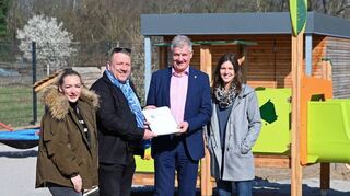 Verena Weiß vom Jugendamt (von links), Kreisbeigeordneter Matthias Schimpf, Bürgermeister Helmut Glanzner und Kita-Leiterin Kathrin Schebek.