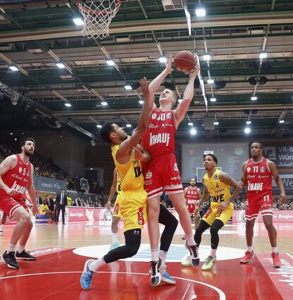 Hoch hinaus geht es in dieser Saison mit den Würzburg Baskets (am Ball Vollin Welp). Die Unterfranken sind zum Playoff-Team gereift und treten erstmals seit langer Zeit als Favorit in Oldenburg an (Szene aus dem Hinspiel).